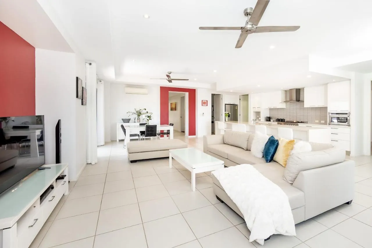 Cairns Beaches Home, Marina View, Sleeps 12 Yorkeys Knob