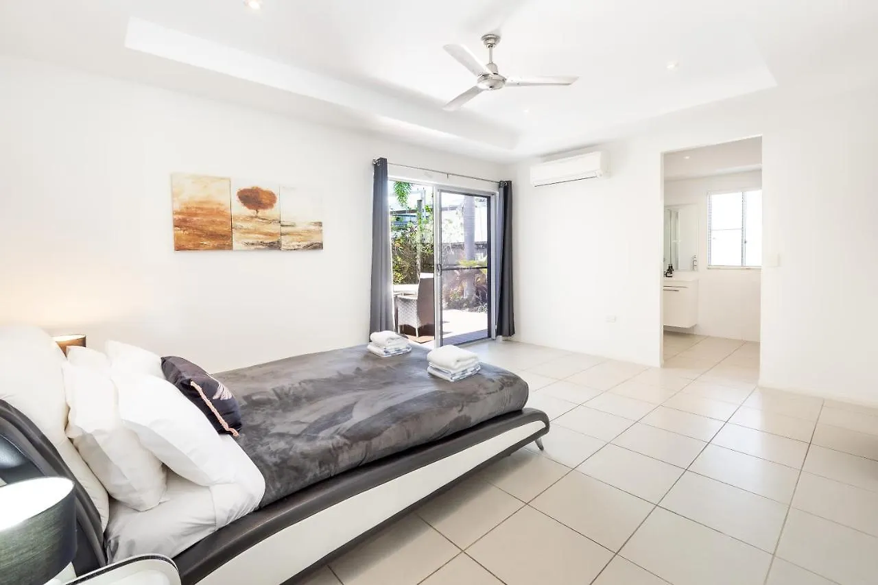 Cairns Beaches Home, Marina View, Sleeps 12 Yorkeys Knob Avustralya