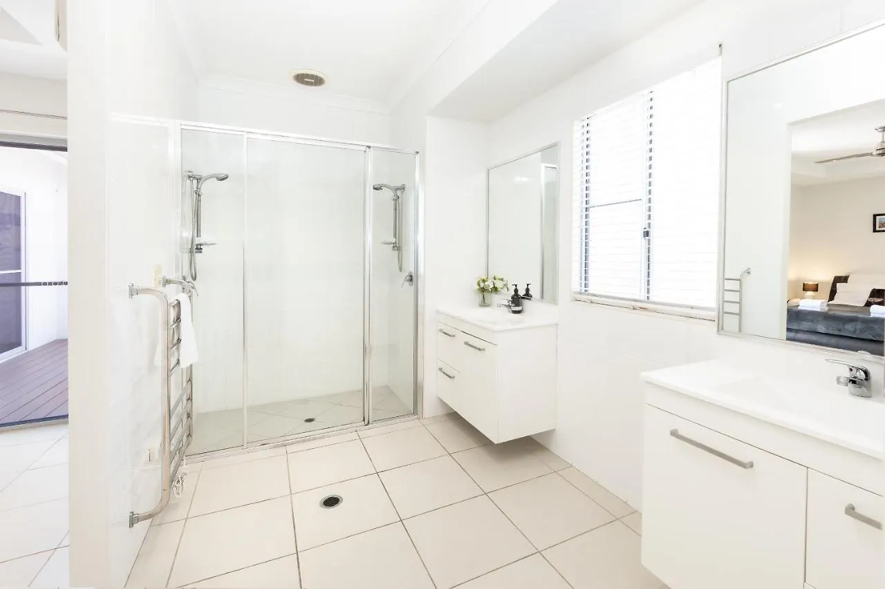 Cairns Beaches Home, Marina View, Sleeps 12 Yorkeys Knob