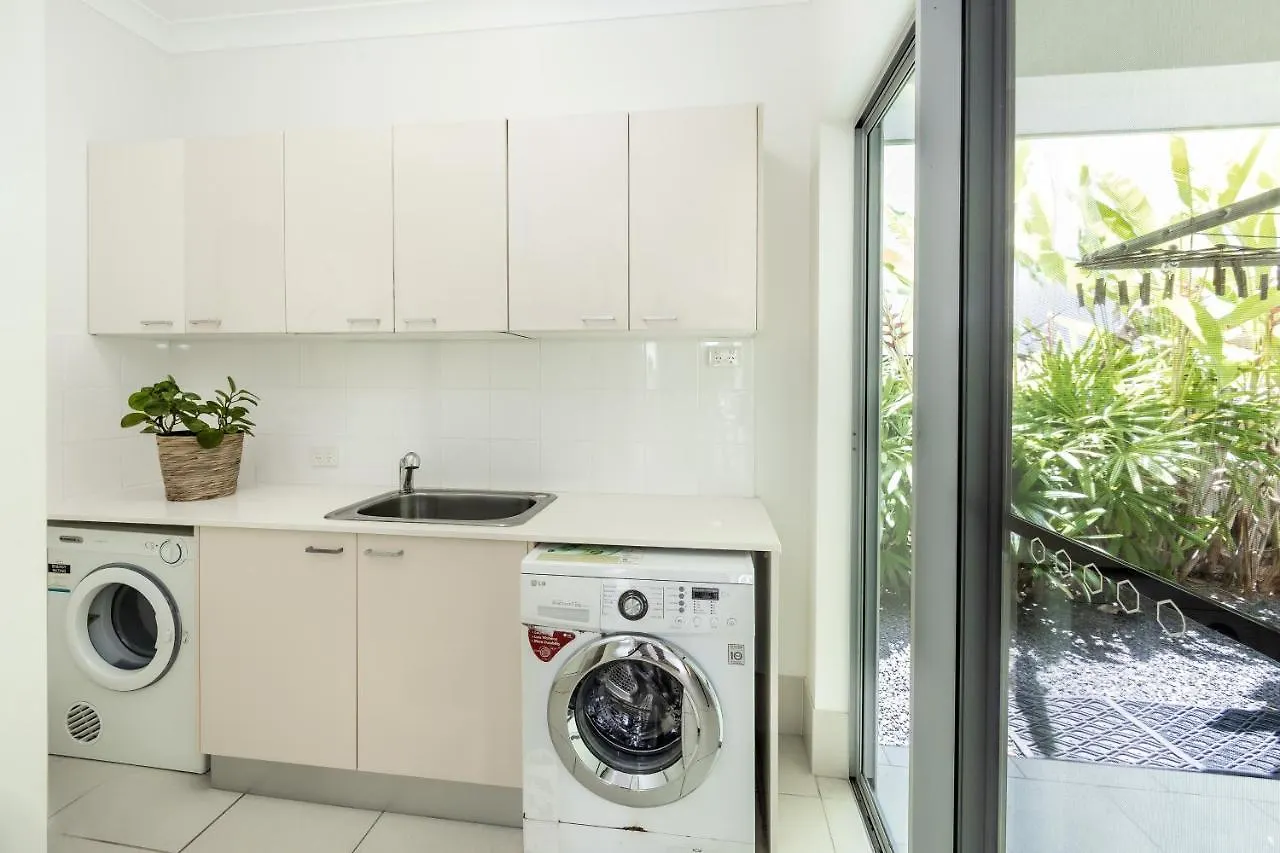 Cairns Beaches Home, Marina View, Sleeps 12 Yorkeys Knob